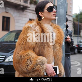 Milano, Italia: 23 Febbraio 2019: fashion blogger street style outfit prima di Roberto Cavalli fashion show durante milano moda - OL7 Foto Stock