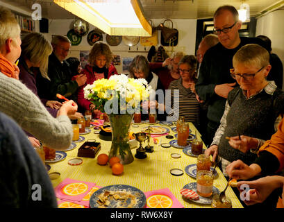 Marmellata internazionale Festival, il Royal Oak Public House, Wirksworth, Derbyshire Dales, UK. 4 Marzo, 2019. I partecipanti portano & incastrarsi nella degustazione tradizionali fatti in casa e di Siviglia anche altre varianti prima di votare il loro preferito. Credito: Doug Blane/Alamy Live News Foto Stock