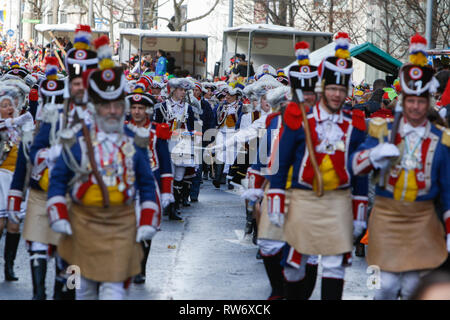 Mainz, Germania. Il 4° marzo 2019. Membri del Mainzer Ranzengarde marzo in parata. Circa mezzo milione di persone rivestite le strade di Magonza per il tradizionale Rose lunedì sfilata di carnevale. Il 9 km lunga sfilata con oltre 8.500 partecipanti è uno dei tre grandi Rose lunedì sfilate in Germania. Credito: Michael Debets/Alamy Live News Foto Stock