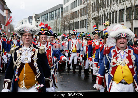 Mainz, Germania. Il 4° marzo 2019. Membri del Mainzer Ranzengarde marzo in parata. Circa mezzo milione di persone rivestite le strade di Magonza per il tradizionale Rose lunedì sfilata di carnevale. Il 9 km lunga sfilata con oltre 8.500 partecipanti è uno dei tre grandi Rose lunedì sfilate in Germania. Credito: Michael Debets/Alamy Live News Foto Stock