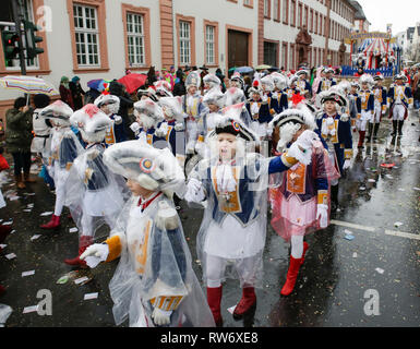 Mainz, Germania. Il 4° marzo 2019. Cadetti del Fuesilier-Garde marzo in parata. Circa mezzo milione di persone rivestite le strade di Magonza per il tradizionale Rose lunedì sfilata di carnevale. Il 9 km lunga sfilata con oltre 8.500 partecipanti è uno dei tre grandi Rose lunedì sfilate in Germania. Credito: Michael Debets/Alamy Live News Foto Stock