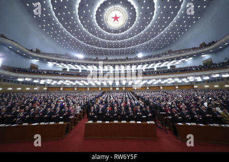 Pechino, Cina. Mar 5, 2019. La seconda sessione del XIII Congresso Nazionale del Popolo apre presso la Grande Sala del Popolo di Pechino, capitale della Cina, 5 marzo 2019. Credito: Ju Peng/Xinhua/Alamy Live News Foto Stock