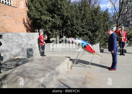 Sofia, Bulgaria. Mar 4, 2019. Primo Ministro russo Dmitry Medvedev (C) stabilisce una corona presso la tomba del Soldato sconosciuto a Sofia, capitale della Bulgaria, 4 marzo, 2019. Bulgaria e Russia qui di lunedì durante una visita del Primo Ministro russo Dmitry Medvedev hanno espresso la loro disponibilità a sviluppare ulteriormente i legami bilaterali sulla base della tradizionale amicizia e una vasta gamma di opportunità. Credito: Zhan Natalino/Xinhua/Alamy Live News Foto Stock