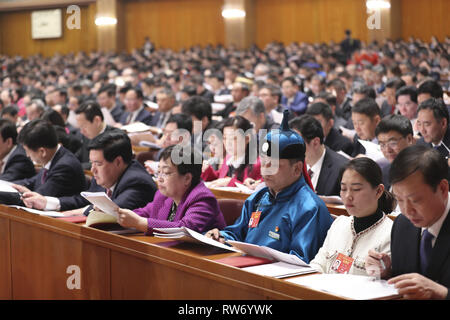 Pechino, Cina. Mar 5, 2019. Deputati al XIII Congresso Nazionale del Popolo (Anp) partecipare alla riunione di apertura della seconda sessione del XIII NPC presso la Grande Sala del Popolo di Pechino, capitale della Cina, 5 marzo 2019. Credito: Ding Lin/Xinhua/Alamy Live News Foto Stock