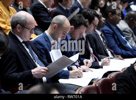 Pechino, Cina. Mar 5, 2019. Ambasciatori esteri e dei diplomatici presenti alla riunione di apertura della seconda sessione del XIII Congresso Nazionale del Popolo presso la Grande Sala del Popolo di Pechino, capitale della Cina, 5 marzo 2019. Credito: Gao Jie/Xinhua/Alamy Live News Foto Stock