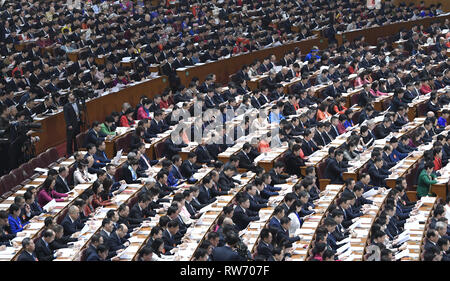 Pechino, Cina. Mar 5, 2019. La seconda sessione del XIII Congresso Nazionale del Popolo apre presso la Grande Sala del Popolo di Pechino, capitale della Cina, 5 marzo 2019. Credito: Gao Jie/Xinhua/Alamy Live News Foto Stock