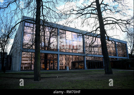 Berlino, Germania. 04 Mar, 2019. Le finestre dell'Haus der Berliner Festspiele sono coperti con lamina di bronzo. Circa dieci anni dopo la demolizione del Palast der Republik, artisti a Berlino vuole rilanciare la RDT edificio. Credito: Britta Pedersen/dpa-Zentralbild/dpa/Alamy Live News Foto Stock