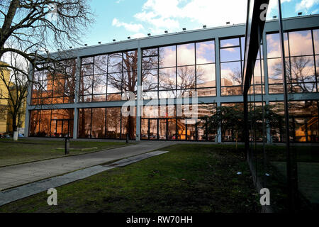 Berlino, Germania. 04 Mar, 2019. Le finestre dell'Haus der Berliner Festspiele sono coperti con lamina di bronzo. Circa dieci anni dopo la demolizione del Palast der Republik, artisti a Berlino vuole rilanciare la RDT edificio. Credito: Britta Pedersen/dpa-Zentralbild/dpa/Alamy Live News Foto Stock