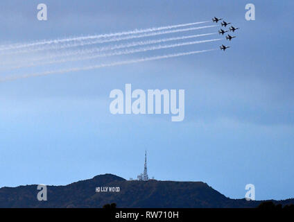 La US Air Force Thunderbirds come fanno a passare oltre il segno di Hollywood lunedì per il film premiere del capitano Marvel."Questo cavalcavia è anche in memoria di onorare gli uomini e le donne che prestano servizio nelle forze armate che sono rappresentati da capitano Marvel,'' detto Lt. Col. John Caldwell, il comandante Thunderbirds/Leader. Di Los Angeles. Marzo 4, 2019.Foto da Gene Blevins/ZumaPress. Credit: Gene Blevins/ZUMA filo/Alamy Live News Foto Stock