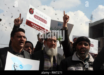 Il Kashmir. 5 Marzo, 2019. Membri del Kashmir alleanza economica gridare slogan durante un giorno di sciopero chiamato dagli operatori del Kashmir .contro il gruppo Jamaat-e islami- divieto per un periodo di cinque anni . Credito: Sofi Suhail/Alamy Live News Foto Stock