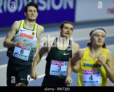 Glasgow, Regno Unito. 03 Mar, 2019. L'atletica Europei Indoor campionati, eptathlon, uomini, 1000 metri, negli Emirati Arena: Andreas Bechmann (l), Germania (5° posto), Ilja Shkurenjow (3° posto), ha autorizzato il folle atleta, Fredrik Samuelsson (r, 4° posto), Svezia, Credito: Soeren Stache/dpa/Alamy Live News Foto Stock