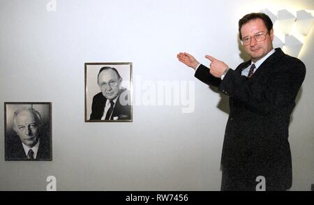 Archiviato - 12 ottobre 1998, della Renania settentrionale-Vestfalia, Bonn: La quindi uscire federale degli affari esteri Ministro Klaus Kinkel (FDP) punti al suo posto' in 'Padre Gallery" sulla parete in scala del ministro ala nell'ufficio estero. Dopo il trasferimento a Joschka Fischer, Kinkel il ritratto sarà anche appeso accanto a quelle degli ex ministro degli Esteri Walter Scheel (l) e Hans-Dietrich GENSCHER. Il 61-anno-vecchio aveva ricoperto la carica di federale Ministro degli Esteri dal 18.5.1992. (A dpa 'ex ministro tedesco degli Affari esteri Kinkel morì") Foto: Tim Brakemeier/dpa Foto Stock