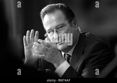 FDP politico Klaus Kinkel morì all'età di 82 anni. Archivio fotografico: Dr. med. Klaus KINKEL, ex ministro tedesco degli Affari esteri e presidente della Deutsche Telekom Foundation, Villa-Huegel-Gespraech 2010 a Essen, argomento: "Qual è il membro che cosa è privato?" il 18.11.2010. | Utilizzo di tutto il mondo Foto Stock