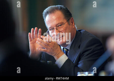 FDP politico Klaus Kinkel morì all'età di 82 anni. Archivio fotografico: Dr. med. Klaus KINKEL, ex ministro tedesco degli Affari esteri e presidente della Deutsche Telekom Foundation, Villa-Huegel-Gespraech 2010 a Essen, argomento: "Qual è il membro che cosa è privato?" il 18.11.2010. | Utilizzo di tutto il mondo Foto Stock