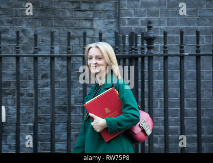 Londra, Regno Unito. 5 Mar, 2019.Primo Segretario per l'TreasuryThe Rt Hon Elizabeth Truss MP arriva settimanale per la riunione di gabinetto al 10 di Downing Street a Londra. Credito: Keith Larby/Alamy Live News Foto Stock