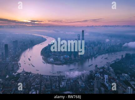 Pechino, Cina. Il 21 giugno, 2018. Foto aerea adottate il 21 giugno 2018 mostra la vista la mattina del Lujiazui zona di Pudong di Shanghai, Cina orientale. Credito: Ren lunghe/Xinhua/Alamy Live News Foto Stock