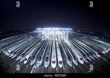 Pechino, Cina. Il 1° febbraio 2018. Foto scattata il 1 febbraio 2018 mostra bullet treni in attesa di essere mantenuta a Wuhan, Cina centrale della provincia di Hubei. Credito: Xiao Yijiu/Xinhua/Alamy Live News Foto Stock