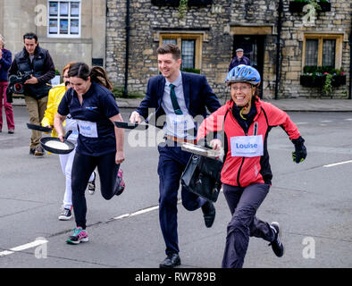 Bradford on Avon, Wiltshire, Regno Unito. 5 marzo 2019 locali competere nell'annuale gara di pancake lungo il ponte della città nella storica Wiltshires Bradford-on-Avon. La strada principale è chiusa per pochi minuti ogni martedì grasso per questa luce tradizionale gara hearted, allthough ogni pancake devono essere lanciata almeno tre volte altrimenti il concorrente è squalificato. ©Signor Standfast / Alamy Live News Foto Stock