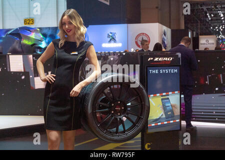 Ginevra, Svizzera. 5º marzo, 2019. I modelli in posa con Goodyear sintonizzato a premere i giorni della 88th Geneva International Motor Show. Credito: Eric Dubost/Alamy Live News Foto Stock