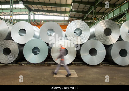 05 marzo 2019, Bassa Sassonia, Salzgitter AG: Un dipendente passa le bobine di acciaio nel processo di zincatura di Salzgitter AG. Foto: Christophe Gateau/dpa Foto Stock