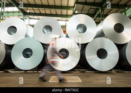 05 marzo 2019, Bassa Sassonia, Salzgitter AG: Un dipendente passa le bobine di acciaio nel processo di zincatura di Salzgitter AG. Foto: Christophe Gateau/dpa Foto Stock