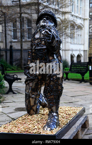 Liverpool, Regno Unito. Il 5 marzo 2019. Una scultura dell'artista Alfie Bradley incorporare più di 4 mila proiettili di replica è stato svelato in motivi di Liverpool Chiesa Parrocchiale precedendo il settantacinquesimo anniversario del D-Day. 'Soldiers di sacrificio' rappresenta Denham Brotheridge, credeva di essere il primo soldato alleato per essere ucciso dal nemico azione sul D-Day in giugno 1944. La scultura è dovuto andare in un tour in Inghilterra e in Normandia prima di raggiungere la sua casa permanente a Portsmouth. Il soldato è rannicchiato in giù come se a lanciare una granata, ma invece egli sta rilasciando una colomba della pace. Premos/Alamy Live News Foto Stock