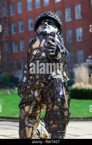 Liverpool, Regno Unito. Il 5 marzo 2019. Una scultura dell'artista Alfie Bradley incorporare più di 4 mila proiettili di replica è stato svelato in motivi di Liverpool Chiesa Parrocchiale precedendo il settantacinquesimo anniversario del D-Day. 'Soldiers di sacrificio' rappresenta Denham Brotheridge, credeva di essere il primo soldato alleato per essere ucciso dal nemico azione sul D-Day in giugno 1944. La scultura è dovuto andare in un tour in Inghilterra e in Normandia prima di raggiungere la sua casa permanente a Portsmouth. Il soldato è rannicchiato in giù come se a lanciare una granata, ma invece egli sta rilasciando una colomba della pace. Premos/Alamy Live News Foto Stock