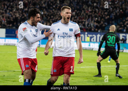 Amburgo, Deutschland. 04 Mar, 2019. Il portiere Aaron HUNT (destra, HH) cheers con Berkay OEZCAN (vñZCAN, HH) oltre l'obiettivo di renderlo 1-0 per HSV Amburgo Amburgo Amburgo, giubilo, tifo, tifo, gioia, entusiasmo, celebrare, goaljubel, mezza figura, mezza figura, Soccer 2. Bundesliga, 24. Giornata, Hamburg Amburgo Amburgo (HH) - Greuther Furth (FUE) 1: 0, su 04/03/2019 in Hamburg/Germania. € | Utilizzo di credito in tutto il mondo: dpa/Alamy Live News Foto Stock