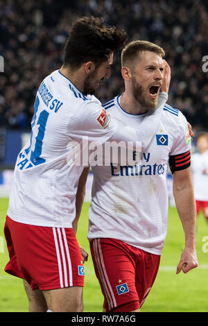 Amburgo, Deutschland. 04 Mar, 2019. Il portiere Aaron HUNT (destra, HH) cheers con Berkay OEZCAN (vñZCAN, HH) oltre l'obiettivo di renderlo 1-0 per HSV Amburgo Amburgo Amburgo, giubilo, tifo, tifo, gioia, entusiasmo, celebrare, goaljubel, mezza figura, mezza figura, Ritratto, Soccer 2. Bundesliga, 24. Giornata, Hamburg Amburgo Amburgo (HH) - Greuther Furth (FUE) 1: 0, su 04/03/2019 in Hamburg/Germania. € | Utilizzo di credito in tutto il mondo: dpa/Alamy Live News Foto Stock