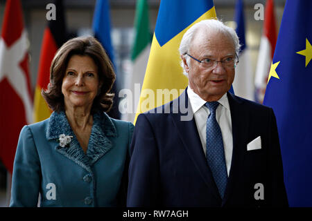 Bruxelles, Belgio. Mar 5, 2019. Lo svedese Regina Silvia e Re Carl XVI Gustaf sono accolti dal Consiglio UE presidente Donald Tusk davanti a una riunione. Credito: ALEXANDROS MICHAILIDIS/Alamy Live News Foto Stock