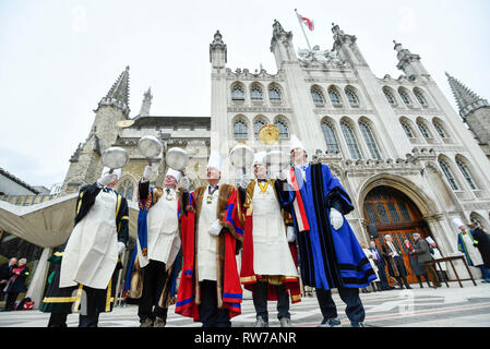 Londra, Regno Unito. Mar 5, 2019. I partecipanti prendono parte all'Inter-Livery pancake, gara organizzata dalla venerabile compagnia di Poulters, alla Guildhall yard il Martedì Grasso la raccolta di fondi per il signore sindaco di carità. Tutti i concorrenti hanno qualche associazione con la realizzazione di frittelle, per esempio la livrea della alimentazione Poulters le uova, essenziale nella realizzazione del pancake. Credito: Stephen Chung/Alamy Live News Foto Stock