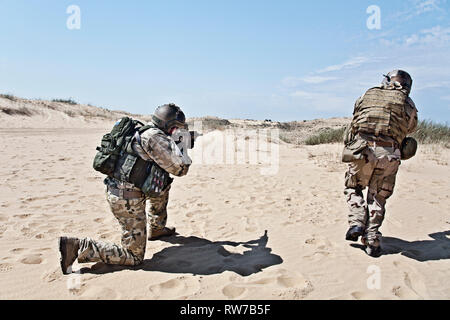 US marine nel deserto e uniforme di protezione degli occhiali militari Foto  stock - Alamy