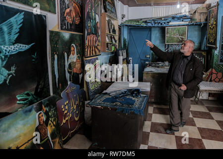 La striscia di Gaza, la Palestina. 30 gen, 2019. Hashim Klob, 59, è un artista Palestinese che ha sostenuto la sua famiglia come un pittore e calligrafo per più di 38 anni nel suo laboratorio privato di Gaza City, dove scrive tutto il Corano e opere su carta, legno e lamiera. Credito: Yousef Masoud/Pacific Press/Alamy Live News Foto Stock