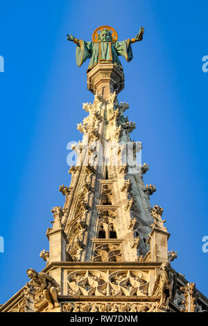 Santo patrono di Monaco di Baviera, Münchner tipo a guardare oltre la città dal municipio Neues Rathaus, Marienplatz, viaggi Baviera Germania Foto Stock