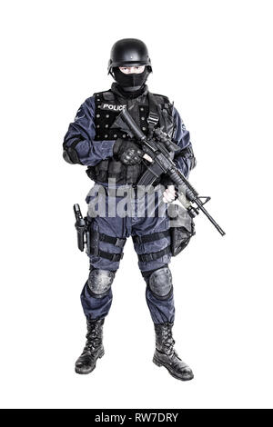 Armi speciali e operazioni tattiche (SWAT) del team ufficiale con la sua pistola. Foto Stock