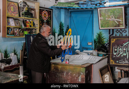 La striscia di Gaza, la Palestina. 30 gen, 2019. Hashim Klob, 59, è un artista Palestinese che ha sostenuto la sua famiglia come un pittore e calligrafo per più di 38 anni nel suo laboratorio privato di Gaza City, dove scrive tutto il Corano e opere su carta, legno e lamiera. Credito: Yousef Masoud/Pacific Press/Alamy Live News Foto Stock