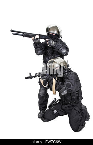 Due spec ops soldati in uniforme nera in azione. Foto Stock