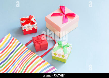 Colorata shopping bag con il piccolo decorativo scatole regalo Foto Stock