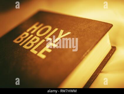La lettura della Sacra Bibbia concetto foto. Prenota Closeup. Foto Stock