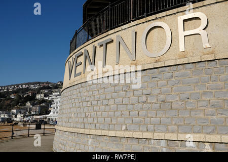 Ventnor Bandstand mostra Ventnor segno a grandi lettere, Ventnor lungomare, Ventnor, Isle of Wight, Inghilterra, Regno Unito. Foto Stock