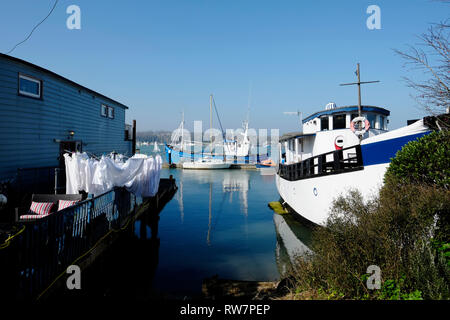 Vista dalla strada di case galleggianti ad alta marea ormeggiata in porto Bembridge, Bembridge, Isle of Wight, Inghilterra, Regno Unito. Foto Stock