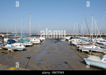 Ryde Porto sulla isola di Wight a bassa marea che mostra yacht e barche a motore collegato a massa sul fondale. Foto Stock