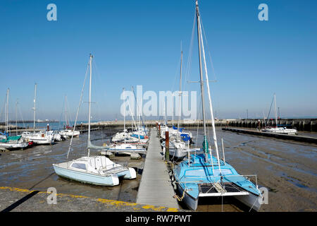 Ryde Porto sulla isola di Wight a bassa marea che mostra yacht e barche a motore collegato a massa sul fondale. Foto Stock