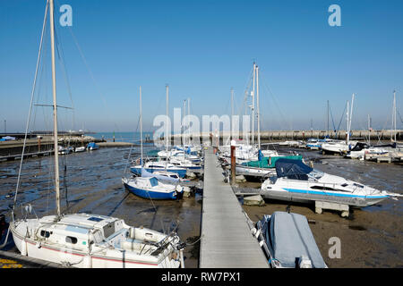 Ryde Porto sulla isola di Wight a bassa marea che mostra yacht e barche a motore collegato a massa sul fondale. Foto Stock