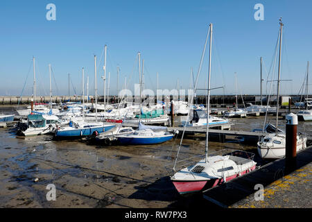 Ryde Porto sulla isola di Wight a bassa marea che mostra yacht e barche a motore collegato a massa sul fondale. Foto Stock