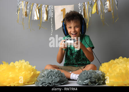 Eccitato ragazzino riproduzione di video gioco Foto Stock