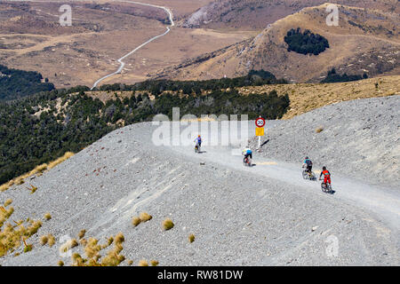 Mt Cheeseman, Canterbury, Nuova Zelanda, 2 Marzo 2019: Mountain bike ride il campo da sci strada che conduce alla mtb via dalla cima della montagna Foto Stock