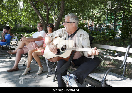 Uomo a suonare la chitarra e cantare in Washington Square Park a Manhattan, 2014. Foto Stock