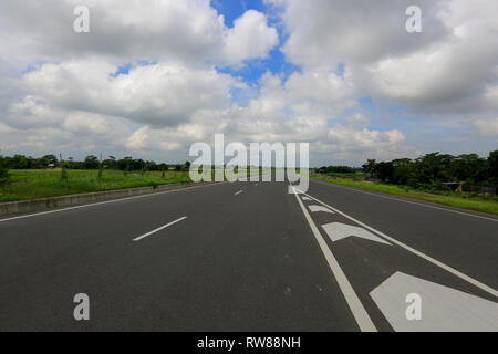 Padma bridge approach strade a Zajira in Shariatpur. Bangladesh. Foto Stock