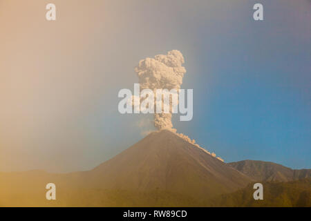 Volcan El Reventador in eruzione, tra le province di Napo e Sucumbios Foto Stock